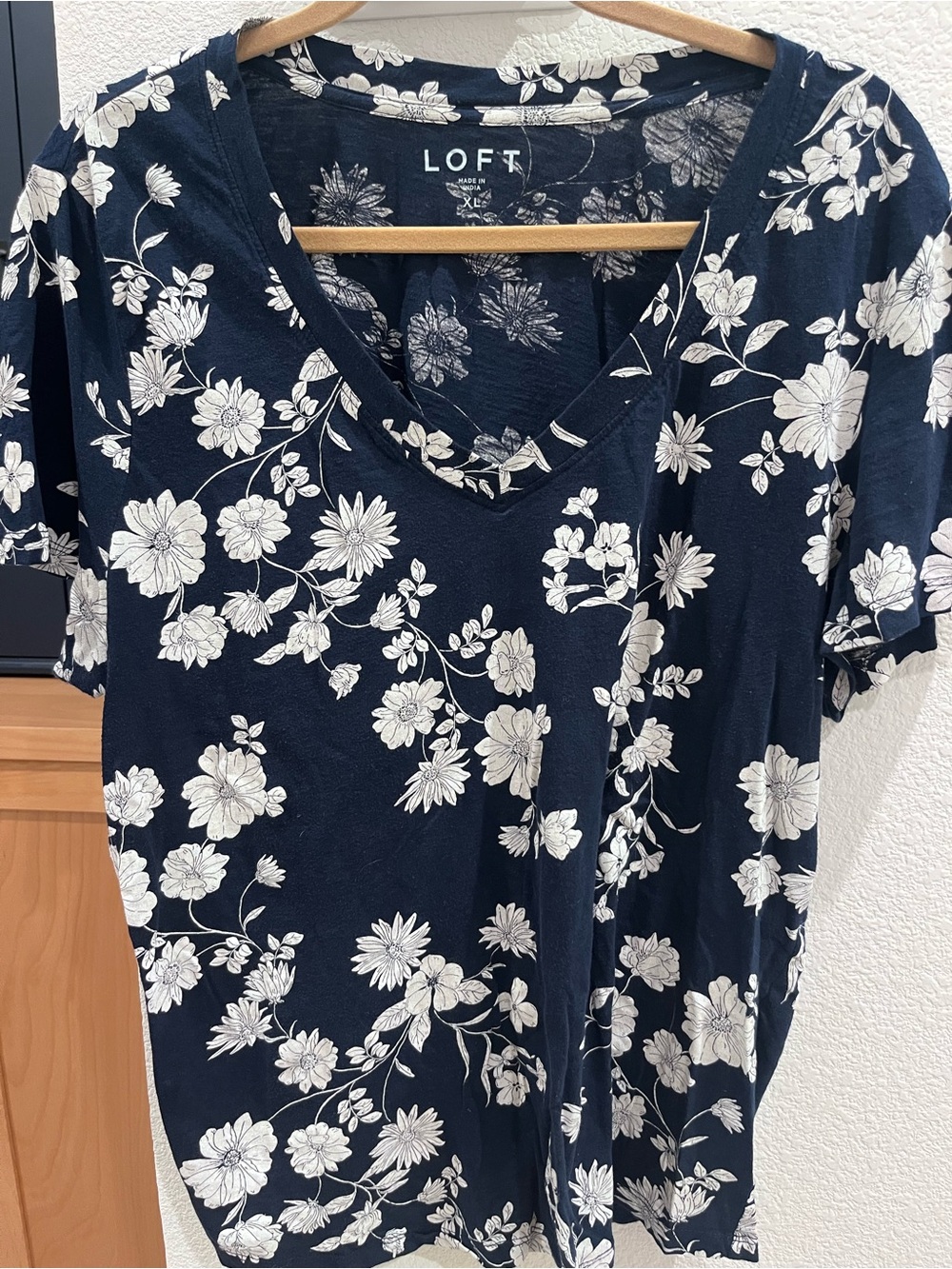 LOFT Navy and White Floral V-Neck Tee XL